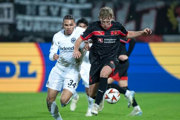 FC Midtjylland s Oliver Soerensen vies for the ball with Frankfurt s Nnamdi Collins during the UEFA Europa League match between FC Midtjylland and Eintracht Frankfurt at MCH Arena in Herning on Thursday, November 28, 2024 Photo Bo Amstrup Ritzau Scanpix , Herning Denmark Mors  Copyright: BoxAmrstrupx xRitzauxScanpix BoxAmstrupx spdk20241128-215637-L