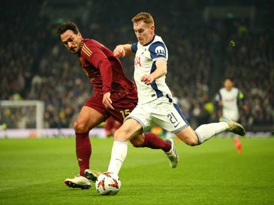 North London, England, November 28 2024: Mats Hummels (15 AS Roma) closes down Dejan Kulusevski (21 Tottenham Hotspur) on the ball during the UEFA Europa League game between Tottenham Hotspur and Roma at Tottenham Hotspur Stadium in North London, England. (Jay Patel SPP) Copyright: xJayxPatel SPPx spp-en-JaPa-TOTvROM_20241128_0020
