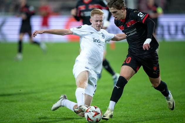 FC Midtjylland s Valdemar Byskov vies for the ball with Frankfurt s Hugo Larsson during the UEFA Europa League match between FC Midtjylland and Eintracht Frankfurt at MCH Arena in Herning on Thursday, November 28, 2024 Photo Bo Amstrup Ritzau Scanpix , Herning Denmark Mors  Copyright: BoxAmrstrupx xRitzauxScanpix BoxAmstrupx spdk20241128-215738-L