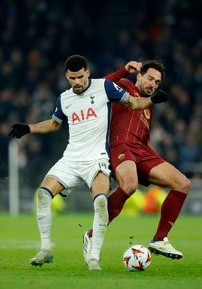 Tottenham Hotspur v AS Roma - UEFA Europa League 2024 25 League Phase MD5 Dominic Solanke of Tottenham Hotspur and Mats Hummels of AS Roma challenge during the UEFA Europa League 2024 25 League Phase MD5 match between Tottenham Hotspur and AS Roma at Tottenham Hotspur Stadium on November 28, 2024 in London, England. London Tottenham Hotspur Stadium England United Kingdom Copyright: xNigelxFrench Sportsphoto APLx 14052995