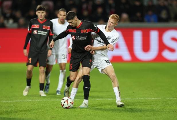 28 11 2024, Football UEFA Europa League, FC Midtjylland Eintracht Frankfurt, emonline, emspor, v l , Emiliano Martinez FC Midtjylland , Hugo Larsson Eintracht Frankfurt DFL DFB REGULATIONS PROHIBIT ANY USE OF PHOTOGRAPHS AS IMAGE SEQUENCES AND OR QUASI VIDEO xdcx Copyright: HMBxMedia Claus