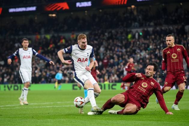 UEFA Europa League - League Stage Tottenham Hotspur v A.S. Roma Mats Hummels of Roma slide tackles Dejan Kulusevski of Tottenham Hotspur during the UEFA Europa League - League Stage match Tottenham Hotspur vs A.S. Roma at Tottenham Hotspur Stadium, London, United Kingdom, 28th November 2024 (Photo by Gareth Evans News Images) London Tottenham Hotspur Stadium United Kingdom Copyright: xGarethxEvans NewsxImagesx