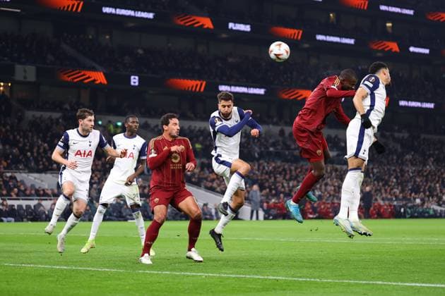 Tottenham Hotspur gegen Roma 28. November 2024, London UEFA Europa League Tottenham Hotspur gegen Roma Evan Ndicka von der Roma erzielt das erste Tor Foto Jacques Feeney Abseits London UK  Copyright: xJacquesxFeeneyx xOffsidexOffside