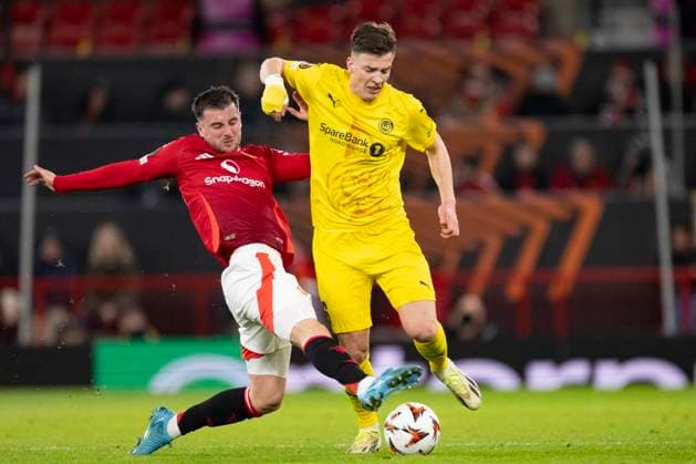 Old Trafford MANCHESTER, ENGLAND - NOVEMBER 28: Jostein Gundersen of FK Bodo Glimt (R) is challenged by Mason Mount of Manchester United, ManU (L) during the UEFA Europa League 2024 25 League Phase MD5 match between Manchester United and FK Bodo Glimt at Old Trafford on November 28, 2024 in Manchester, England. (Richard Callis SPP) Copyright: xRichardxCallisx xSPPx spp-en-RiCa-RC4_RIC_M.United_B.Glimt_28Nov2024_EN653