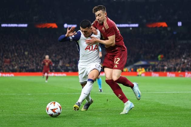 Tottenham Hotspur v Roma 28 November 2024, London - UEFA Europa League - Tottenham Hotspur v Roma - Pedro Porro of Tottenham Hotspur and Stephan El Shaarawy of Roma - Photo: Jacques Feeney Offside. London UK  Copyright: xJacquesxFeeneyx xOffsidexOffside