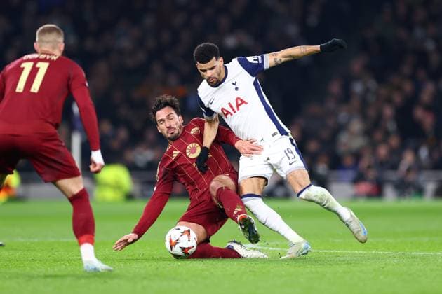 Tottenham Hotspur gegen Roma 28. November 2024, London UEFA Europa League Tottenham Hotspur gegen Roma Mats Hummels von der Roma und Dominic Solanke von Tottenham Hotspur Foto Jacques Feeney Abseits London UK  Copyright: xJacquesxFeeneyx xOffsidexOffside