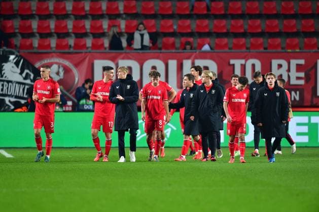 ENSCHEDE, Stadium Grolsch Veste, 28-11-2024 , season 2024 2025, Europa League during the match Twente - Union Saint Gilloise, players of FC Twente disappointed after the 0-1 lose Twente - Union Saint Gilloise  x26846889x Copyright: