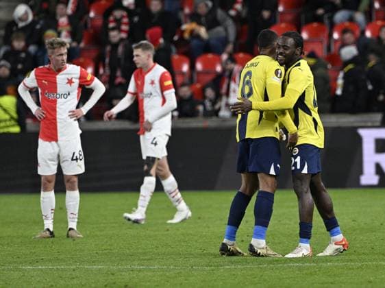 From right: Bright Osayi-Samuel and Alexander Djiku (both Fenerbahce) celebrate victory after the UEFA Europa League, 5th round match: SK Slavia Praha - Fenerbahce Istanbul, in Prague, Czech Republic, on November 28, 2024. (CTKxPhoto MichalxKrumphanzl) CTKPhotoP2024112809098  CTKPhotoP2024112809098