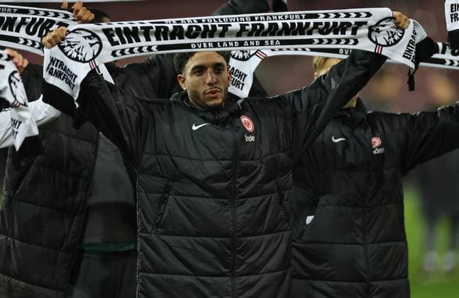 28 11 2024, Football UEFA Europa League, FC Midtjylland Eintracht Frankfurt, emonline, emspor, v l , Omar Marmoush Eintracht Frankfurt celebrates with the fans DFL DFB REGULATIONS PROHIBIT ANY USE OF PHOTOGRAPHS AS IMAGE SEQUENCES AND OR QUASI VIDEO xdcx Copyright: HMBxMedia Claus