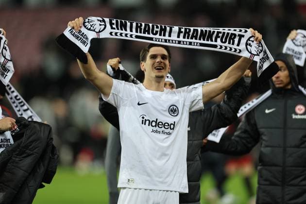 28 11 2024, Football UEFA Europa League, FC Midtjylland Eintracht Frankfurt, emonline, emspor, v l , Igor Matanovic Eintracht Frankfurt celebrates with the fans DFL DFB REGULATIONS PROHIBIT ANY USE OF PHOTOGRAPHS AS IMAGE SEQUENCES AND OR QUASI VIDEO xdcx Copyright: HMBxMedia Claus