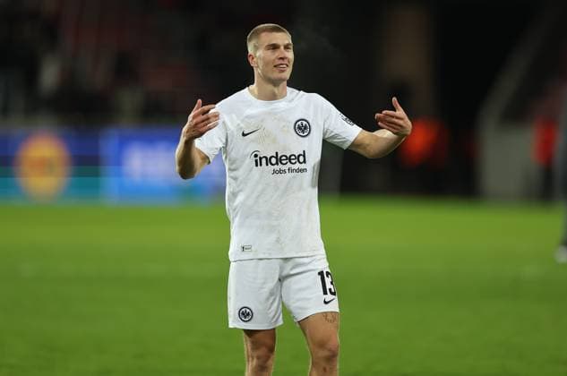 28 11 2024, Football UEFA Europa League, FC Midtjylland Eintracht Frankfurt, emonline, emspor, v l , Rasmus Kristensen Eintracht Frankfurt celebrates with the fans DFL DFB REGULATIONS PROHIBIT ANY USE OF PHOTOGRAPHS AS IMAGE SEQUENCES AND OR QUASI VIDEO xdcx Copyright: HMBxMedia Claus