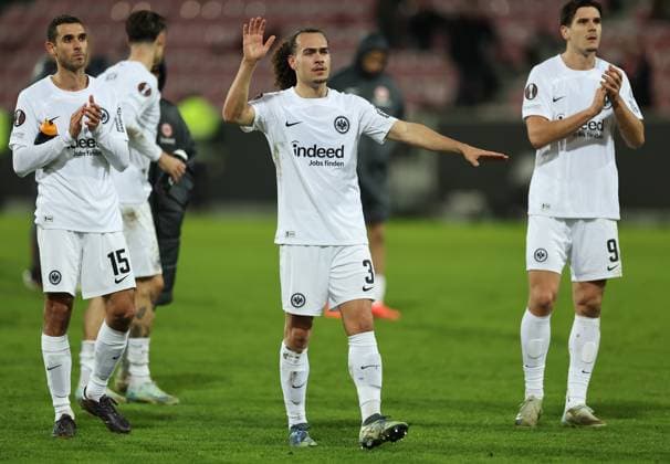 28 11 2024, Football UEFA Europa League, FC Midtjylland Eintracht Frankfurt, emonline, emspor, v l , Arthur Theate Eintracht Frankfurt celebrates with the fans DFL DFB REGULATIONS PROHIBIT ANY USE OF PHOTOGRAPHS AS IMAGE SEQUENCES AND OR QUASI VIDEO xdcx Copyright: HMBxMedia Claus