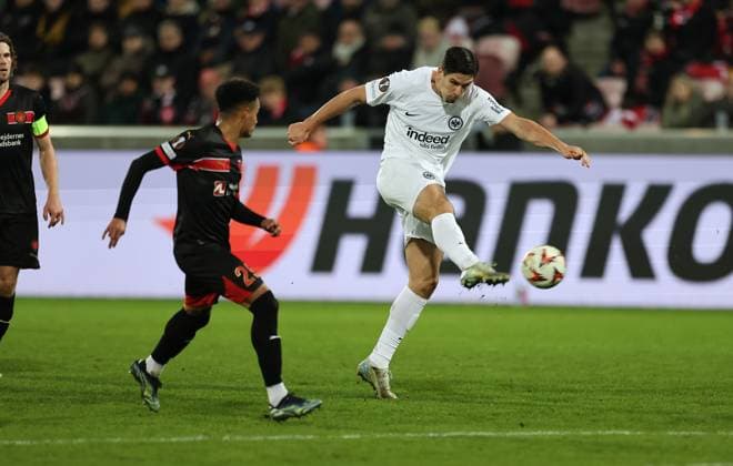 28 11 2024, Football UEFA Europa League, FC Midtjylland Eintracht Frankfurt, emonline, emspor, v l , Paulinho FC Midtjylland , Igor Matanovic Eintracht Frankfurt DFL DFB REGULATIONS PROHIBIT ANY USE OF PHOTOGRAPHS AS IMAGE SEQUENCES AND OR QUASI VIDEO xdcx Copyright: HMBxMedia Claus