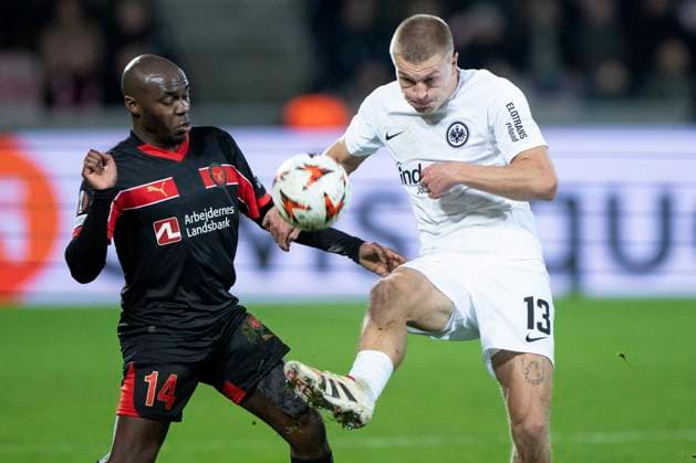 FC Midtjylland s Edward Chilufya in a duel with Frankfurt s Rasmus Kristensen during the UEFA Europa League match between FC Midtjylland and Eintracht Frankfurt at MCH Arena in Herning on Thursday, November 28, 2024 Photo Bo Amstrup Ritzau Scanpix , Herning Denmark Mors  Copyright: BoxAmrstrupx xRitzauxScanpix BoxAmstrupx spdk20241128-231707-L