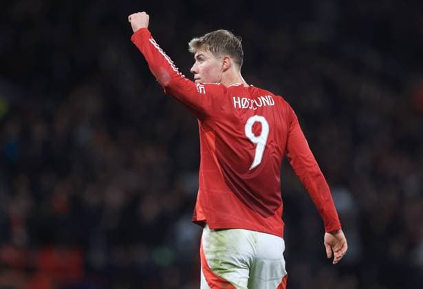 Rasmus Hojlund of Manchester United, ManU celebrates scoring a goal to make it 2-2 Manchester United v Bodo Glimt, UEFA Europa League, Group Stage, Football, Old Trafford, Manchester, UK - 28 Nov 2024 EDITORIAL USE ONLY No use with unauthorised audio, video, data, fixture lists, club league logos or live services. Online in-match use limited to 120 images, no video emulation. No use in betting, games or single club league player publications. Copyright: xMattxWest Shutterstockx 14945052az