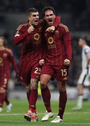 - Tottenham Hotspur v Roma, UEFA Europa League, League Phase, Tottenham Hotspur Stadium, London, UK - 28th November 2024. Daniel Weir Crystal Pix GOAL 2-2, Mats Hummels of Roma goal celebration with Gianluca Mancini of Roma after scoring to make the score 2-2. - Tottenham Hotspur v Roma, UEFA Europa League, League Phase, Tottenham Hotspur Stadium, London, UK - 28th November 2024. Daniel Weir Crystal Pix London Tottenham Hotspur Stadium UK Copyright: xDanxWeirx CP_Tottenham_Hotspur_Roma_07