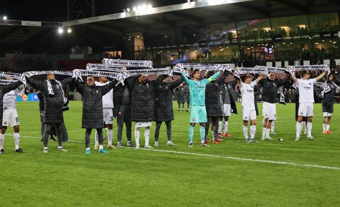 28 11 2024, Football UEFA Europa League, FC Midtjylland Eintracht Frankfurt, emonline, emspor, v l , Mario Götze Eintracht Frankfurt , Omar Marmoush Eintracht Frankfurt , Goalkeeper Kevin Trapp Eintracht Frankfurt , Arthur Theate Eintracht Frankfurt , Robin Koch Eintracht Frankfurt celebrate with the fans DFL DFB REGULATIONS PROHIBIT ANY USE OF PHOTOGRAPHS AS IMAGE SEQUENCES AND OR QUASI VIDEO xdcx Copyright: HMBxMedia Claus
