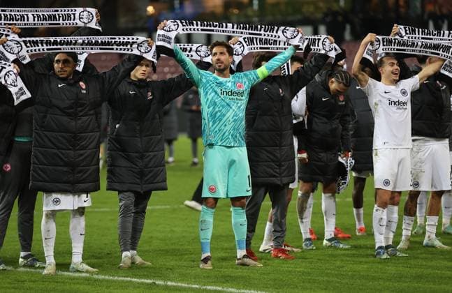 28 11 2024, Football UEFA Europa League, FC Midtjylland Eintracht Frankfurt, emonline, emspor, v l , Goalkeeper Kevin Trapp Eintracht Frankfurt celebrates with the fans DFL DFB REGULATIONS PROHIBIT ANY USE OF PHOTOGRAPHS AS IMAGE SEQUENCES AND OR QUASI VIDEO xdcx Copyright: HMBxMedia Claus