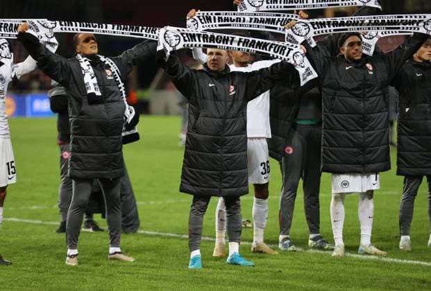 28 11 2024, Football UEFA Europa League, FC Midtjylland Eintracht Frankfurt, emonline, emspor, v l , Mario Götze Eintracht Frankfurt celebrates with the fans DFL DFB REGULATIONS PROHIBIT ANY USE OF PHOTOGRAPHS AS IMAGE SEQUENCES AND OR QUASI VIDEO xdcx Copyright: HMBxMedia Claus