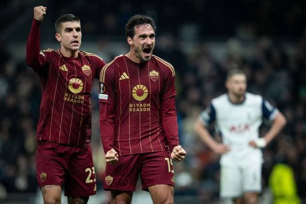Bilder des Jahres 2024, Sport 11 November Sport Themen der Woche KW48 Sport Bilder des Tages LONDON, ENGLAND - NOVEMBER 28: Mats Hummels of AS Roma celebrate with Gianluca Mancini after scoring a goal during the UEFA Europa League 2024 25 League Phase MD5 match between Tottenham Hotspur and AS Roma at Tottenham Hotspur Stadium on November 28, 2024 in London, England. Photo by Sebastian Frej Tottenham Hotspur v AS Roma - UEFA Europa League 2024 25 League Phase MD5 Copyright: xSebastianxFrejx