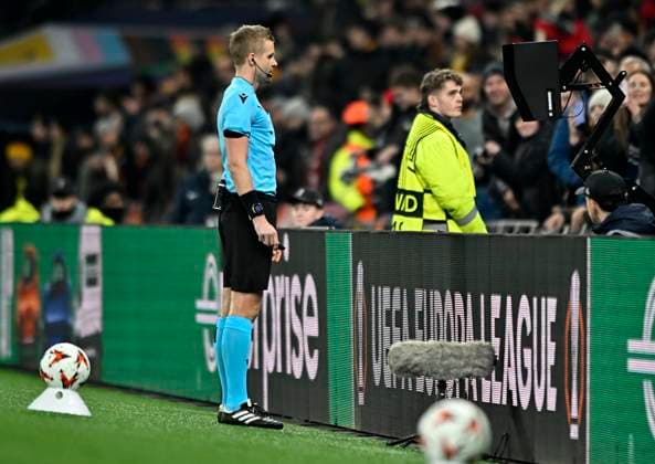 Tottenham Hotspur V AS Roma, Europa Conference League. Glenn Nuberg (Referee) looks at the VAR screnn during the Tottenham Hotspur V AS Roma UEFA Europa Conference League Matchday 4 match at the Tottenham Hotspur Stadium, London. Tottenham Tottenham Hotspur Stadium UK Copyright: xMartinxDaltonx Spurs_vs_Roma_281124_MD_012