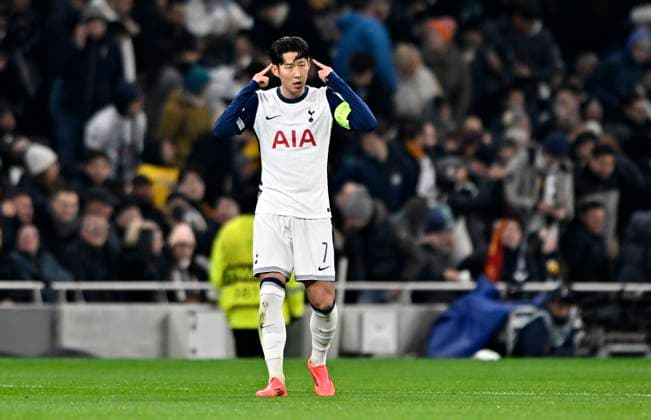 Tottenham Hotspur V AS Roma, Europa Conference League. Son Heung-min (Spurs) signals to his team mates to concentrate during the Tottenham Hotspur V AS Roma UEFA Europa Conference League Matchday 4 match at the Tottenham Hotspur Stadium, London. Tottenham Tottenham Hotspur Stadium UK Copyright: xMartinxDaltonx Spurs_vs_Roma_281124_MD_015