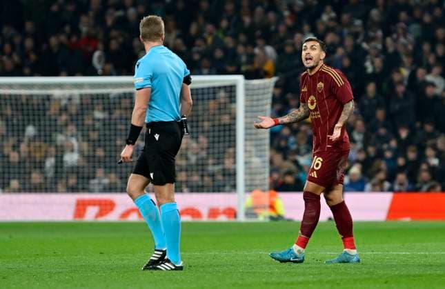 Tottenham Hotspur V AS Roma, Europa Conference League. Leandro Paredes (AS Roma) shouts at Glenn Nuberg (Referee) after he is booked during the Tottenham Hotspur V AS Roma UEFA Europa Conference League Matchday 4 match at the Tottenham Hotspur Stadium, London. Tottenham Tottenham Hotspur Stadium UK Copyright: xMartinxDaltonx Spurs_vs_Roma_281124_MD_042