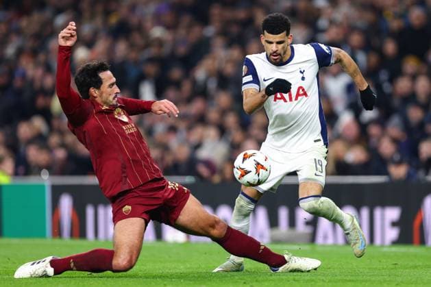 Tottenham Hotspur gegen Roma 28. November 2024, London UEFA Europa League Tottenham Hotspur gegen Roma Dominic Solanke von Tottenham Hotspur weicht dem Angriff von Mats Hummels von Roma aus Foto Jacques Feeney Abseits London UK  Copyright: xJacquesxFeeneyx xOffsidexOffside