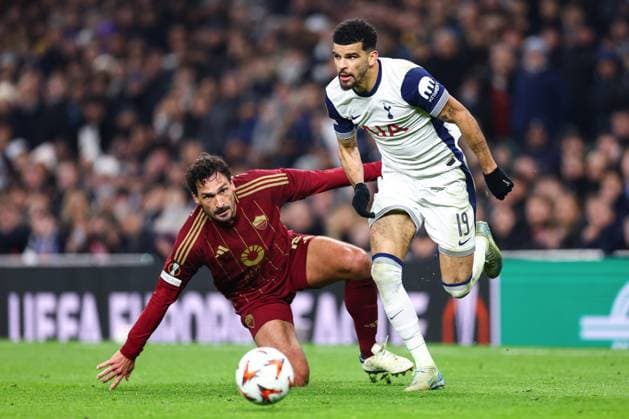 Tottenham Hotspur gegen Roma 28. November 2024, London UEFA Europa League Tottenham Hotspur gegen Roma Dominic Solanke von Tottenham Hotspur weicht dem Angriff von Mats Hummels von Roma aus Foto Jacques Feeney Abseits London UK  Copyright: xJacquesxFeeneyx xOffsidexOffside
