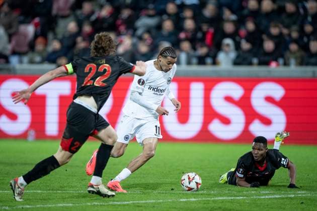 Frankfurt s Hugo Ekitike in a match against FC Midtjylland s Ousmane Diao and Mads Bech during the UEFA Europa League match between FC Midtjylland and Eintracht Frankfurt at MCH Arena in Herning on Thursday, November 28, 2024 Photo Bo Amstrup Ritzau Scanpix , Herning Denmark Mors  Copyright: BoxAmrstrupx xRitzauxScanpix BoxAmstrupx spdk20241128-233417-L