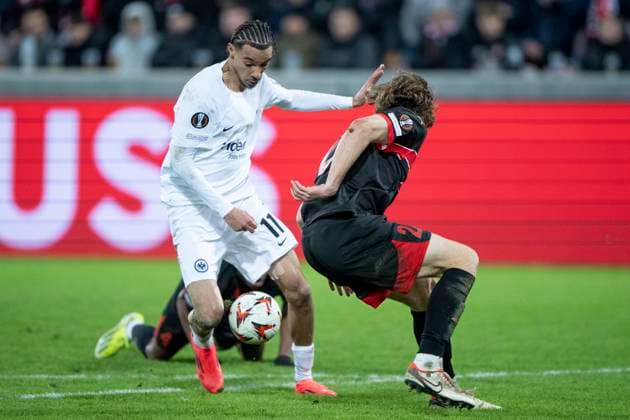 Frankfurt s Hugo Ekitike in a duel with FC Midtjylland s Ousmane Diao and Mads Bech during the UEFA Europa League match between FC Midtjylland and Eintracht Frankfurt at MCH Arena in Herning on Thursday, November 28, 2024 Photo Bo Amstrup Ritzau Scanpix , Herning Denmark Mors  Copyright: BoxAmrstrupx xRitzauxScanpix BoxAmstrupx spdk20241128-233405-L