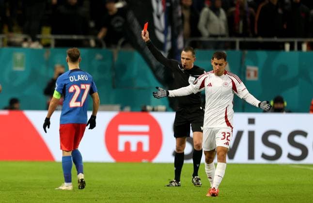 28.11.2024 Bucharest(Romania) FCSB-FC Olympiacos Europa League men s football Santiago Hezze(R) Olympiacos react while Sebastian Gishamer (C) Austrian referee shoing red card :