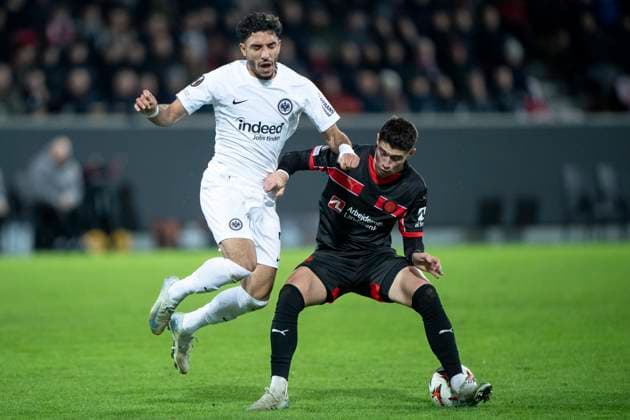 FC Midtjylland s Emiliano Martinez in a duel with Frankfurt s Omar Marmoush during the UEFA Europa League match between FC Midtjylland and Eintracht Frankfurt at MCH Arena in Herning on Thursday, November 28, 2024 Photo Bo Amstrup Ritzau Scanpix , Herning Denmark Mors  Copyright: BoxAmrstrupx xRitzauxScanpix BoxAmstrupx spdk20241128-235531-L