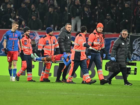 Siyabonga Ngezana, watched by Florin Lucian TÄƒnase, leaves the field injured on the stretcher during the UEFA Europa League football match between FCSB and FC Olympiacos Piraeus, played at the Arena Nationala in Bucharest, Thursday, November 28, 2024 Bucharest Copyright: xRazvanxPasarica SPORTxPICTURESx