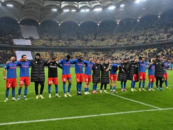 The red and blue footballers Valentin CreÈu, Risto Radunovic, Andrei Daniel Vlad, William Guido R Baeten, Malcolm Edjouma, Joyskim Aurelien Dawa Tchakonte, IliuÈă Daniel Popa, Marius Ștefănescu, Mihai VlăduÈ Toma, Mihai Popescu, IonuÈ Constantin PanÈiru, Adrian Gheorghe Șut, Darius Dumitru Olaru, Siyabonga Ngezana and David Raul Miculescu greet the gallery after the UEFA Europa League football match between FCSB and FC Olympiacos Piraeus, played at the Arena Nationala in Bucharest, Thursday, November 28, 2024 Bucuresti Copyright: xRazvanxPasarica SPORTxPICTURESx