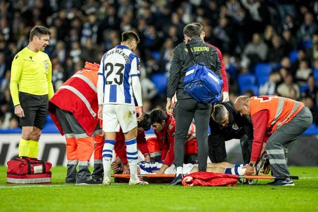 SAN SEBASTIAN - Aritz Elustondo of Real Sociedad leaves the field by stretcher during the UEFA Europa League match between Real Sociedad and Ajax Amsterdam at the Reala Arena on Nov. 28, 2024 in San Sebastian, Spain. ANP TOBIAS KLEUVER UEFA Europa League 2024 25 League Phase MD5 2024 25 xVIxANPxSportx xxANPxIVx 514479595 originalFilename: 514479595.jpg