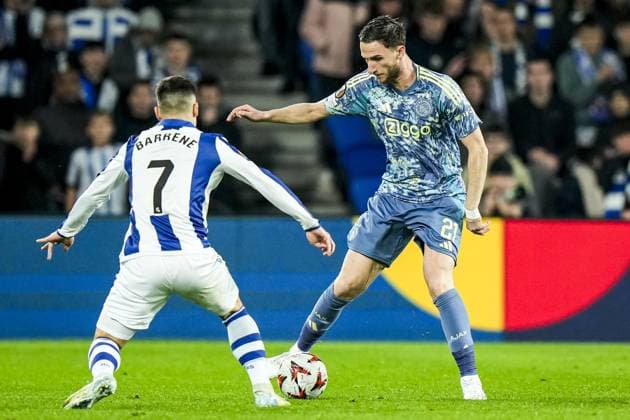 SAN SEBASTIAN - (l-r) Ander Barrenetxea of Real Sociedad, Branco van den Boomen of Ajax during the UEFA Europa League match between Real Sociedad and Ajax Amsterdam at the Reala Arena on Nov. 28, 2024 in San Sebastian, Spain. ANP TOBIAS KLEUVER UEFA Europa League 2024 25 League Phase MD5 2024 25 xVIxANPxSportx xxANPxIVx 514480214 originalFilename: 514480214.jpg