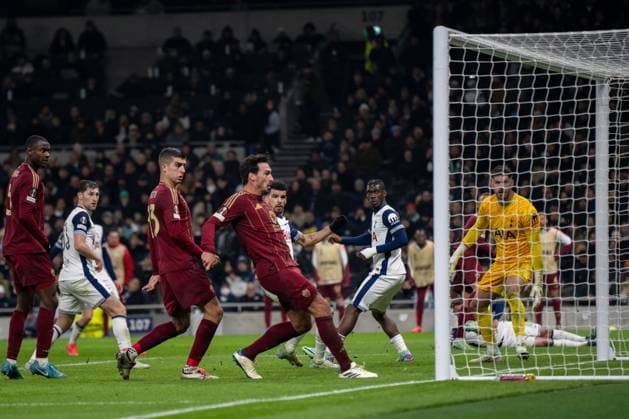 LONDON, ENGLAND - NOVEMBER 28: Mats Hummels of AS Roma scoring a goal during the UEFA Europa League 2024 25 League Phase MD5 match between Tottenham Hotspur and AS Roma at Tottenham Hotspur Stadium on November 28, 2024 in London, England. Photo by Sebastian Frej Tottenham Hotspur v AS Roma - UEFA Europa League 2024 25 League Phase MD5 Copyright: xSebastianxFrejx