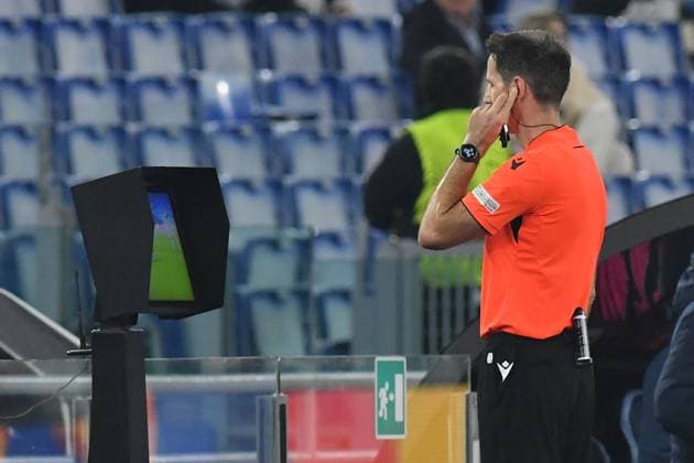 Sport Bilder des Tages Soccer, Europa League qualifying round , SS Lazio v Ludogorets Referee Duje Strukan while consulting the VAR system during the Europa League qualifying round - 5th leg match between SS Lazio v Fc Ludogorets at Olympic stadium, Italy, Nov 28th, 2024. Imago-Images Emmefoto Copyright: xImago-Images Emmefotox