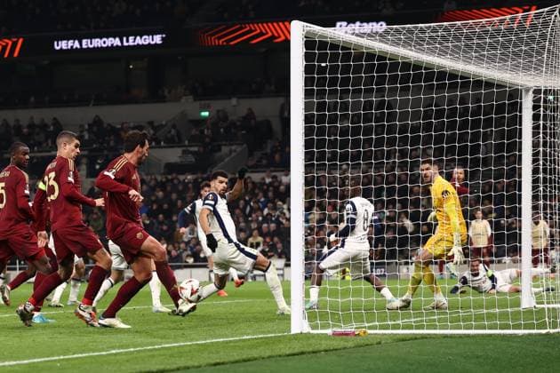 Tottenham Hotspur v Roma Europa League 28 11 2024. GOAL 2-2 Mats Hummels of Roma scores during the Europa League match between Tottenham Hotspur and Roma at Tottenham Hotspur Stadium, London, United Kingdom on 28 November 2024. London Tottenham Hotspur Stadium London United Kingdom Editorial use only , Copyright: xPaulxPhelanx PSI-20886-0040
