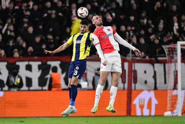L-R Samet Akaydin (Fenerbahce) and Tomas Chory (Slavia) in action during the UEFA Europa League, 5th round match: SK Slavia Praha - Fenerbahce Istanbul, in Prague, Czech Republic, on November 28, 2024. (CTKxPhoto OndrejxDeml) CTKPhotoP2024112808789  CTKPhotoP2024112808789