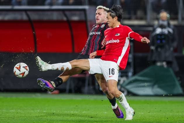 ALKMAAR, 28-11-2024, AFAS Stadium, UEFA Europa League, season 2024 2025. Match between AZ - Galatasaray. Galatasaray player Baris Alper Yilmaz and AZ player Seiya Maikuma (final score 1-1). AZ - Galatasaray  x26846543x Copyright: