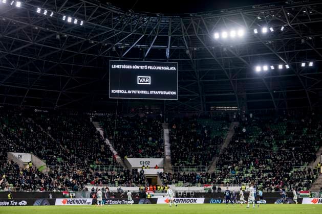 241128 A VAR decision awaits during the UEFA Europa League football match between Ferencvaros and Malmö FF on November 28, 2024 in Budapest Photo Petter Arvidson BILDBYRAN kod PA PA0935 fotboll football soccer fotball uefa europa league europa league malmö ff ferencvaros bbeng  Copyright: PETTERxARVIDSON BB241128PA132