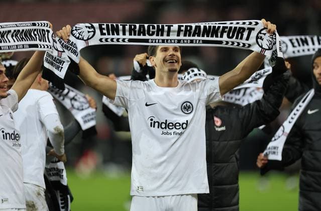28 11 2024, Football UEFA Europa League, FC Midtjylland Eintracht Frankfurt, emonline, emspor, v l , Igor Matanovic Eintracht Frankfurt celebrates with the fans DFL DFB REGULATIONS PROHIBIT ANY USE OF PHOTOGRAPHS AS IMAGE SEQUENCES AND OR QUASI VIDEO xdcx Copyright: HMBxMedia Claus