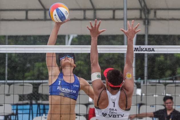 (241129) -- LAGUNA, Nov. 29, 2024 -- Carly Kan (L) of the United States competes against Taina Silva Bigi of Brazil during the women s pool C match between Brazil and the United States at the 2024 Volleyball World Beach Pro Tour Challenge in Laguna Province, the Philippines, Nov. 29, 2024. ) (SP)PHILIPPINES-LAGUNA PROVINCE-VOLLEYBALL WORLD BEACH PRO TOUR CHALLENGE RouellexUmali 