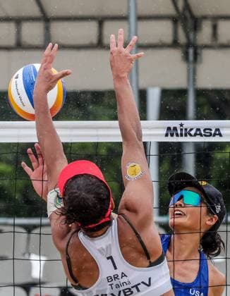 (241129) -- LAGUNA, Nov. 29, 2024 -- Carly Kan (R) of the United States competes against Taina Silva Bigi of Brazil during the women s pool C match between Brazil and the United States at the 2024 Volleyball World Beach Pro Tour Challenge in Laguna Province, the Philippines, Nov. 29, 2024. ) (SP)PHILIPPINES-LAGUNA PROVINCE-VOLLEYBALL WORLD BEACH PRO TOUR CHALLENGE RouellexUmali 