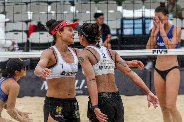 (241129) -- LAGUNA, Nov. 29, 2024 -- Taina Silva Bigi (2nd L) and Andressa Calvacanti Ramalho (2nd R) of Brazil celebrate after scoring a point during the women s pool C match between Brazil and the United States at the 2024 Volleyball World Beach Pro Tour Challenge in Laguna Province, the Philippines, Nov. 29, 2024. ) (SP)PHILIPPINES-LAGUNA PROVINCE-VOLLEYBALL WORLD BEACH PRO TOUR CHALLENGE RouellexUmali 