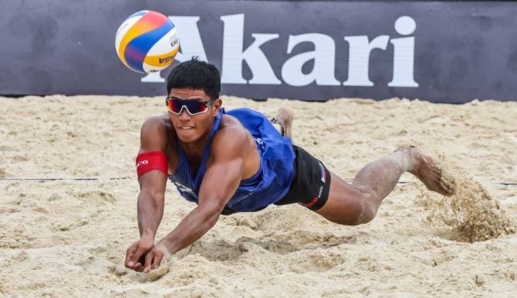 (241129) -- LAGUNA PROVINCE, Nov. 29, 2024 -- Lerry John Francisco of the Philippines tries to save the ball during the men s pool A match between England and the Philippines at the 2024 Volleyball World Beach Pro Tour Challenge in Laguna Province, the Philippines, Nov. 29, 2024. ) (SP)PHILIPPINES-LAGUNA PROVINCE-VOLLEYBALL WORLD BEACH PRO TOUR CHALLENGE RouellexUmali 