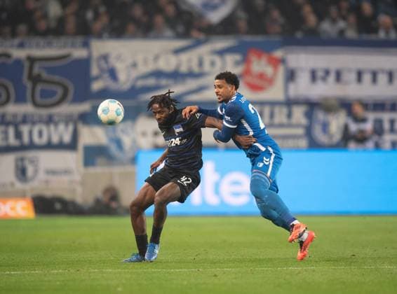 Soccer, Men, Season 2024 2025, 2 Bundesliga 14 Matchday , 1 FC Magdeburg Hertha BSC, v l Deyovaisio Zeefuik Hertha BSC , Xavier Amaechi 1 FC Magdeburg , 29 11 2024, Copyright: xSebastianxRäppold MatthiasxKochx