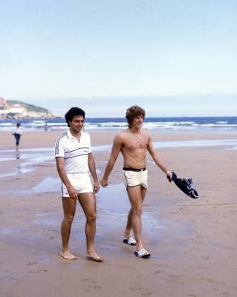 Archivbilder der Woche SPORT KW48 19.06.82 WM 1982 DFB Spieler am Strand Spanien, Gijon, 19.06.1982, Fussball, FIFA WM 1982 in Spanien, DFB Spieler am Strand von Gijon: v.l. Hansi Müller, Harald Toni Schumacher. *** 19 06 82 World Cup 1982 DFB players on the beach Spain, Gijon, 19 06 1982, Soccer, FIFA World Cup 1982 in Spain, DFB players on the beach of Gijon f l Hansi Müller, Harald Toni Schumacher